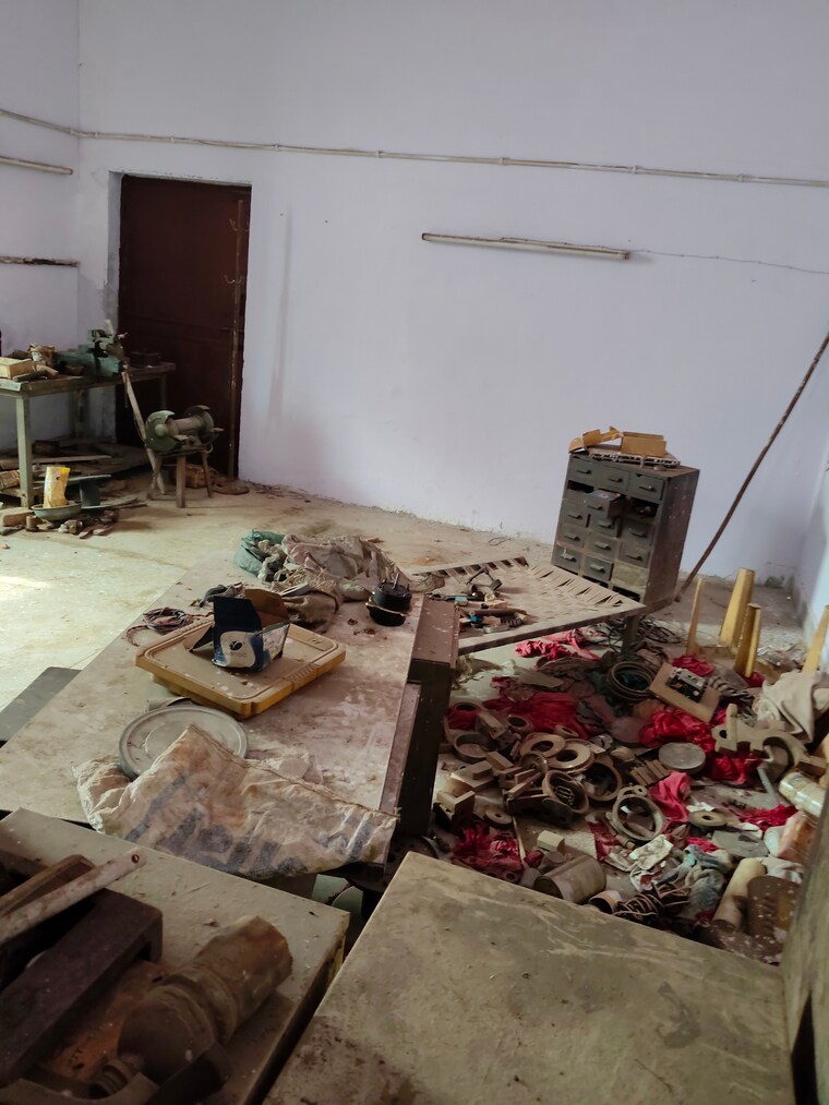 Living Room, sector 63 Commercial Warehouse 2000 Sq.Yd. In Sector 63 Noida 9689290