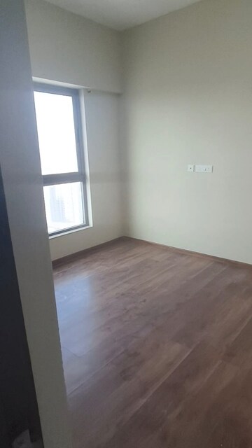 Room in 3 BHK Apartment at Siddha Seabrook, Kandivali West – for Rent