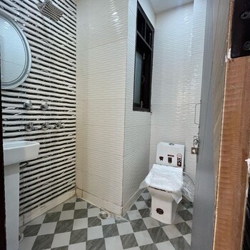2 BHK Builder Floor for Sale in Dwarka Mor, Delhi