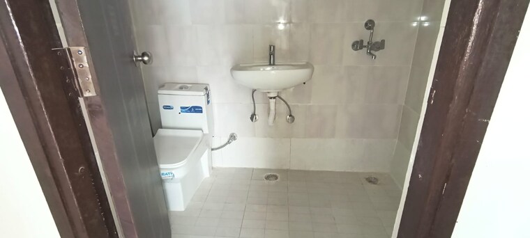Bathroom, ansal-royal-heritage 4 Bedroom 1815 Sq.Ft. Apartment In Sector 70 Faridabad 9689571