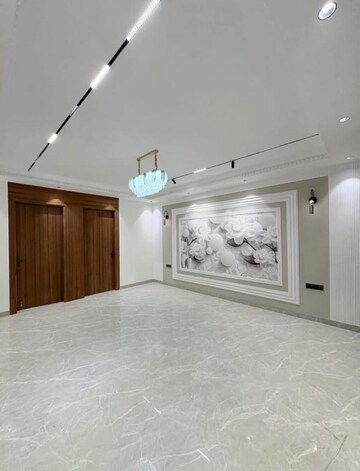 Room in 4 BHK Builder Floor at Empire Floors, Sector 57 – for Sale