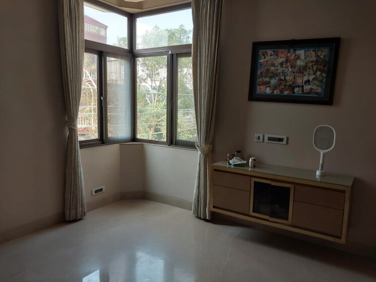 Room, defence colony 2 Bedroom 217 Sq.Yd. Builder Floor In Defence Colony Delhi 9689629