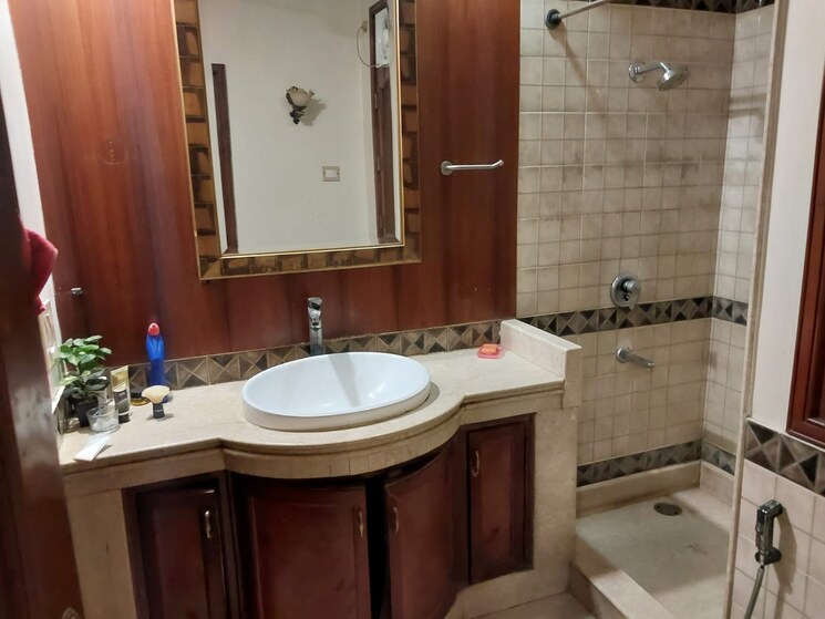 Bathroom, defence colony 2 Bedroom 217 Sq.Yd. Builder Floor In Defence Colony Delhi 9689629