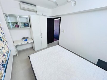 Room in 2.5 BHK Apartment at Amanora Future Towers, Hadapsar – for Rent