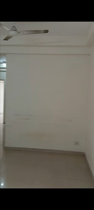 Room in 2.5 BHK Apartment at Gaur City 5th Avenue, Sector 4 Greater Noida – for Rent