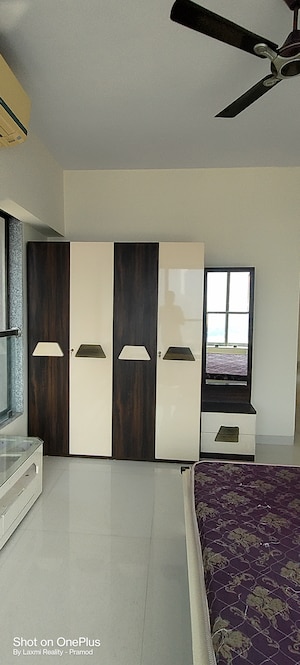 Room in 4 BHK Apartment at Darshan Rico, Lower Parel – for Rent