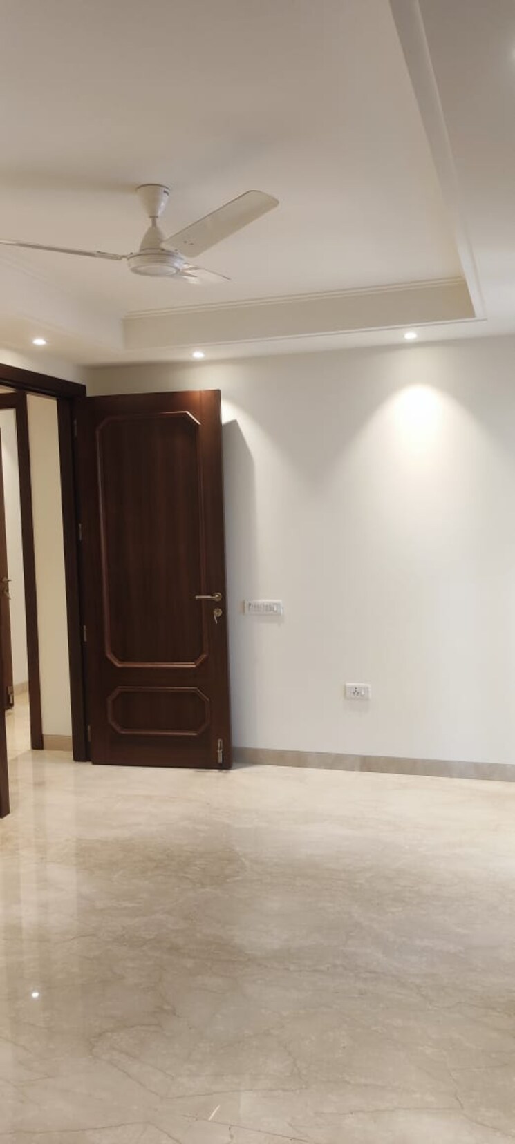 Room, defence colony 4 Bedroom 2200 Sq.Ft. Builder Floor In Defence Colony Delhi 9689745