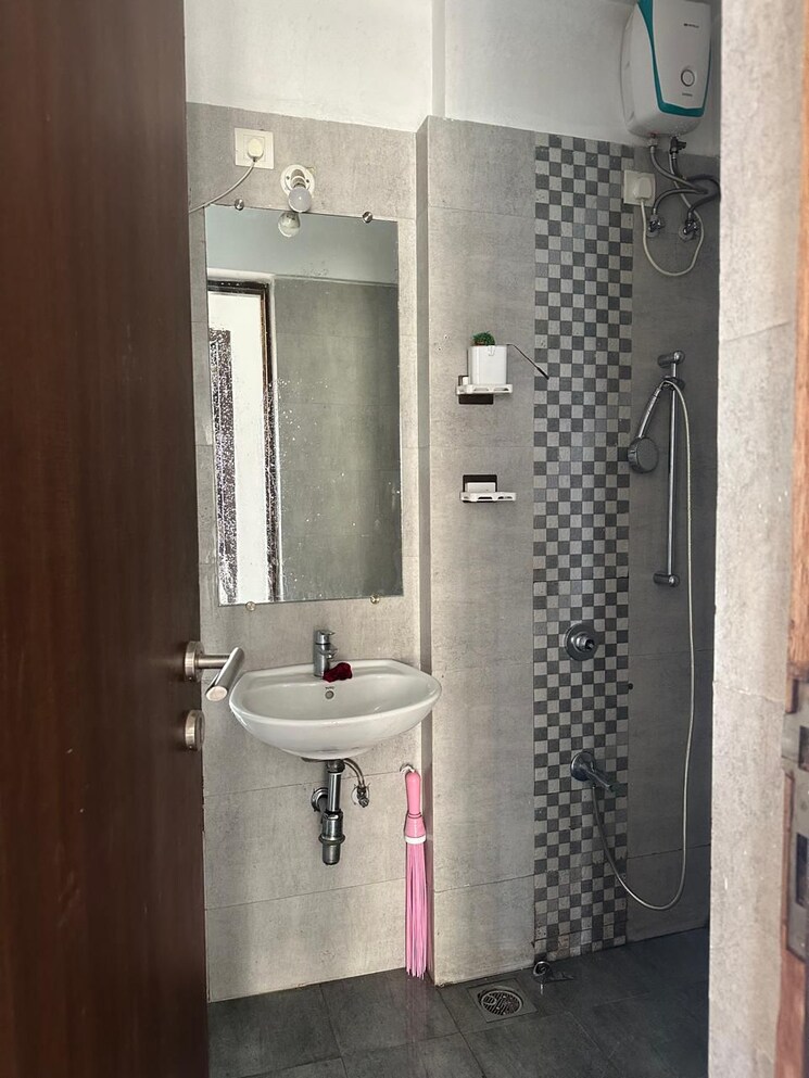 Bathroom, the-wadhwa-platina 3 Bedroom 939 Sq.Ft. Apartment In Kolshet Road Thane 9689871