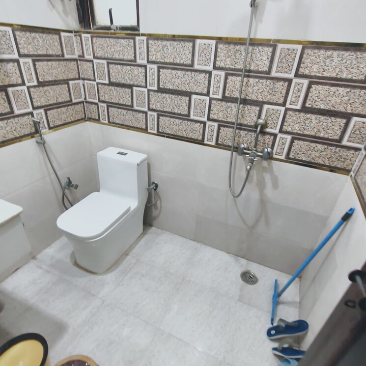 Bathroom, palam-vihar-residents-association 2.5 Bedroom 1100 Sq.Yd. Builder Floor In Palam Vihar Gurgaon 9689898