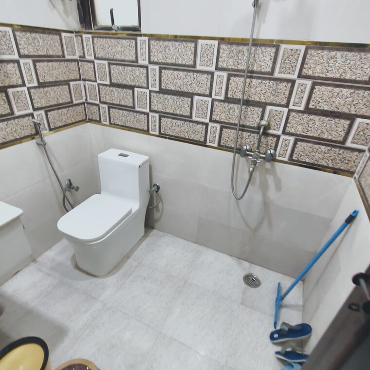 Bathroom, palam-vihar-residents-association 2.5 Bedroom 1100 Sq.Ft. Builder Floor In Palam Vihar Gurgaon 9689898