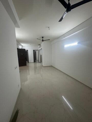 Room in 3 BHK Apartment at Smart World Orchard, Sector 61 – for Rent