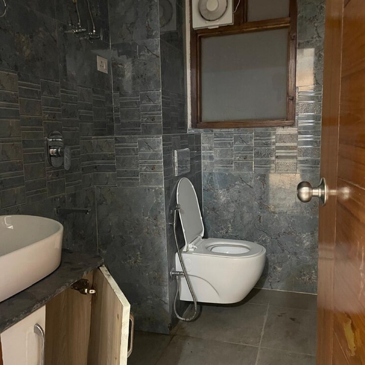 Bathroom, palam-vihar-residents-association 3.5 Bedroom 2000 Sq.Ft. Builder Floor In Palam Vihar Gurgaon 9689947