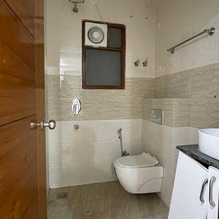 Bathroom, palam-vihar-residents-association 3.5 Bedroom 2000 Sq.Ft. Builder Floor In Palam Vihar Gurgaon 9689947