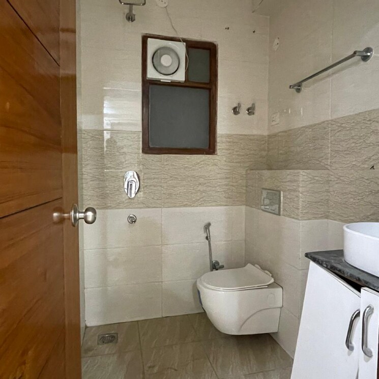 Bathroom, palam-vihar-residents-association 3.5 Bedroom 2000 Sq.Ft. Builder Floor In Palam Vihar Gurgaon 9689947