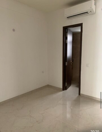 Room in 3 BHK Apartment at Smart World Orchard, Sector 61 – for Rent