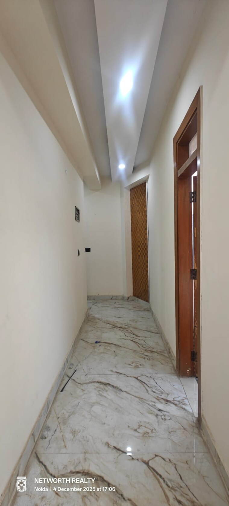 Room, sector 73 3 Bedroom 1500 Sq.Ft. Builder Floor In Sector 73 Noida 9689961