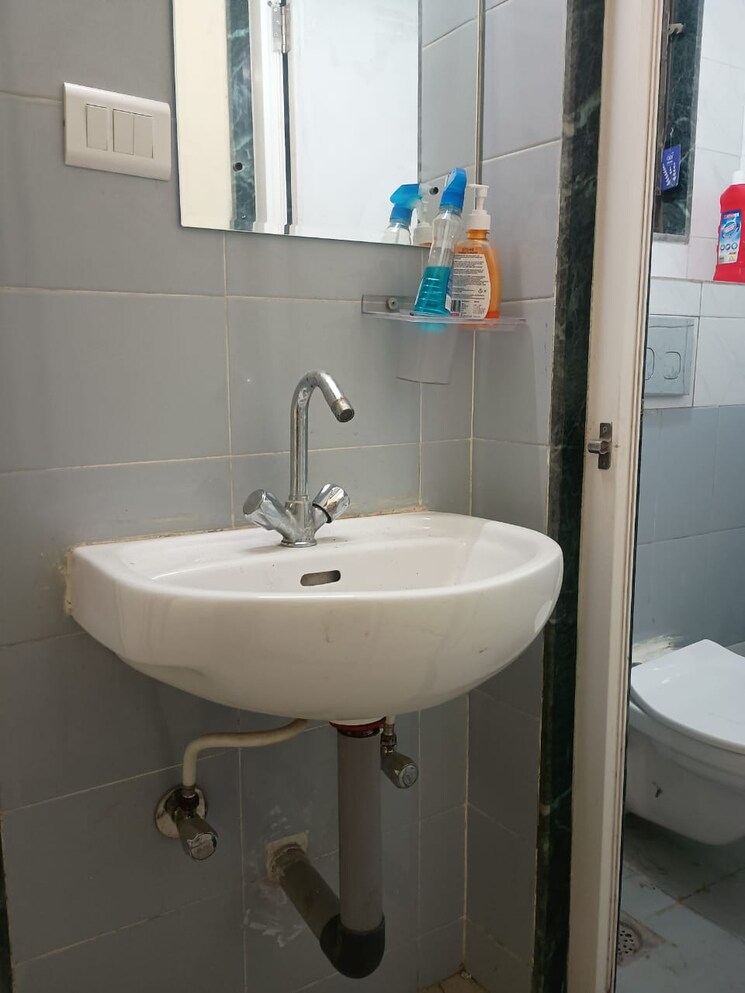 Bathroom, sector 14 dwarka 1 Bedroom 550 Sq.Ft. Apartment In Sector 14 Dwarka Delhi 9689957