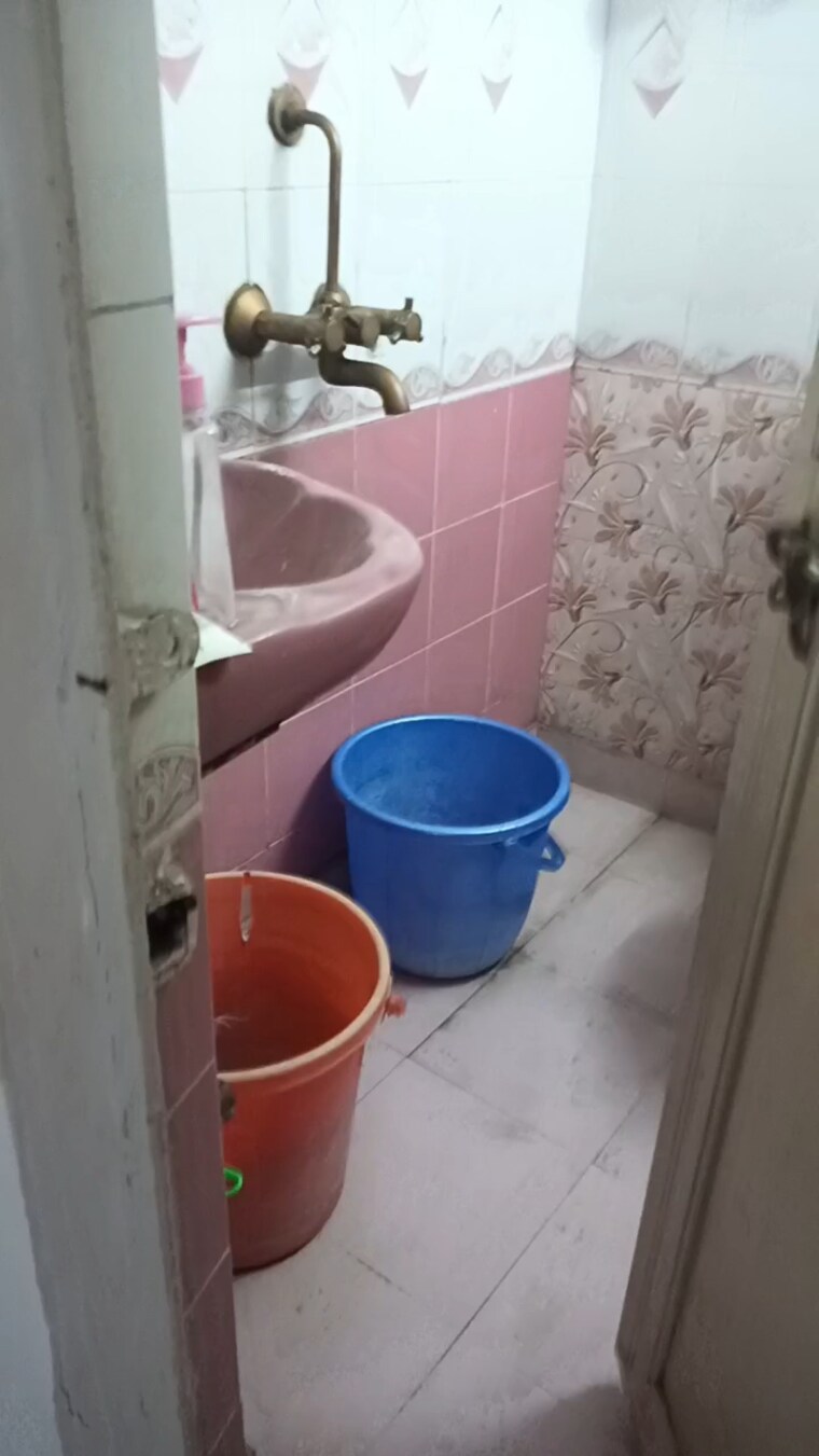 Bathroom, lajpat nagar i Studio 300 Sq.Ft. Builder Floor In Lajpat Nagar I Delhi 9689975