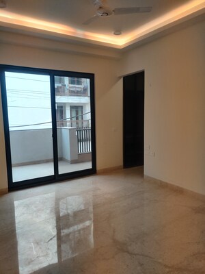 Furnished Amenities in 3 BHK Builder Floor at Green Park – for Sale