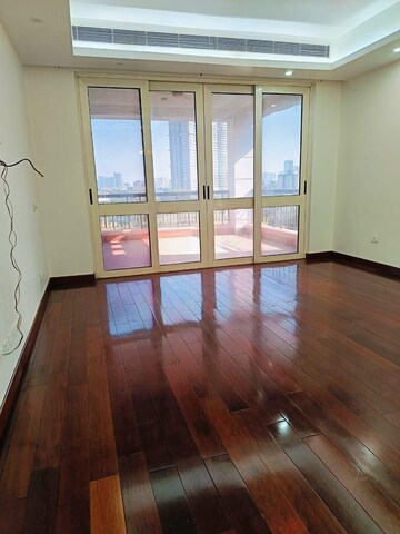 Room in 4 BHK Apartment at Parx Laureate, Sector 108 – for Rent