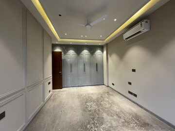 Room in 4 BHK Builder Floor at Safdarjung Enclave – for Rent