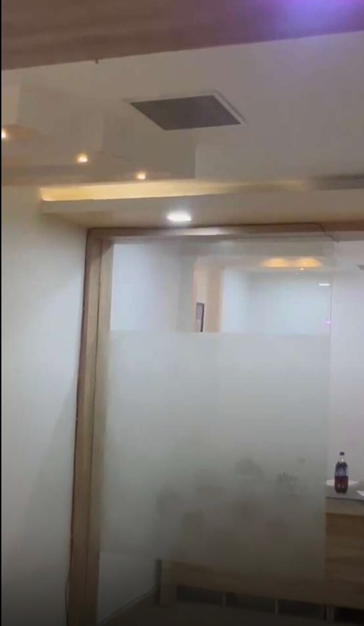 Other, hazratganj Commercial Office Space 350 Sq.Ft. In Hazratganj Lucknow 9690137