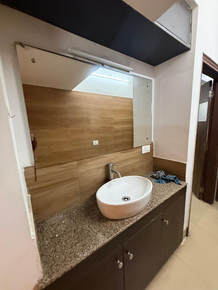 Bathroom, chittaranjan park 2 Bedroom 1050 Sq.Ft. Builder Floor In Chittaranjan Park Delhi 9690257