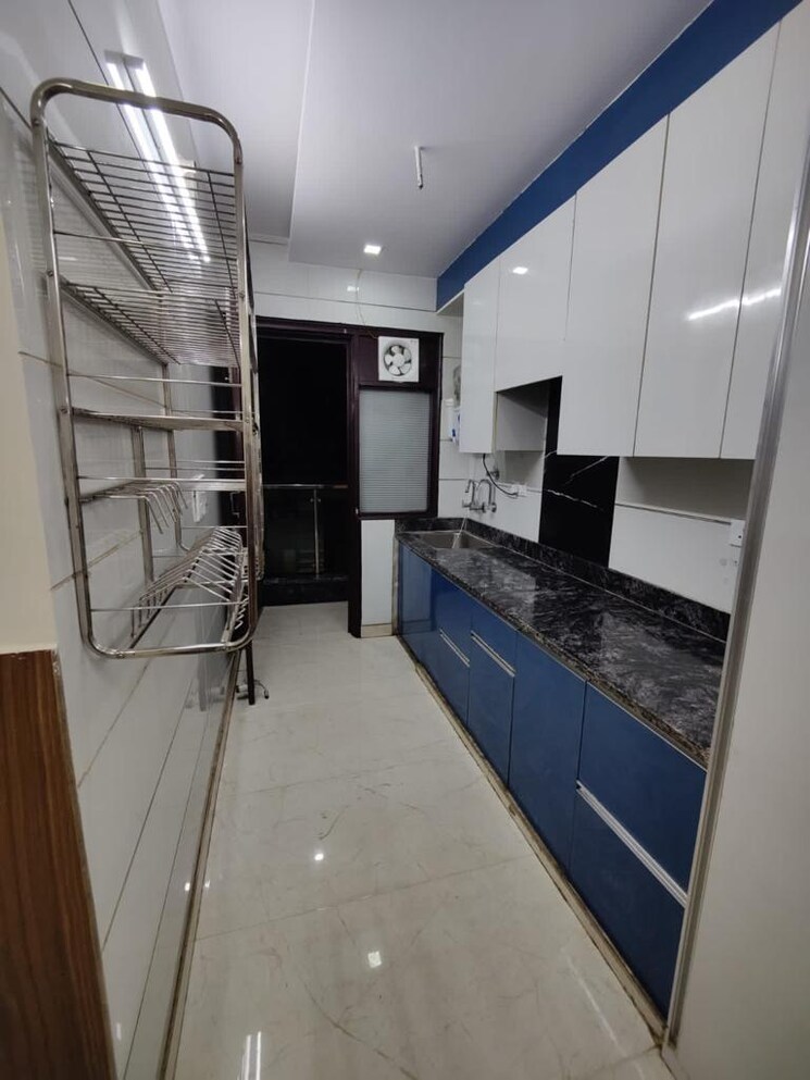 Kitchen, kohat enclave 4 Bedroom 272 Sq.Yd. Builder Floor In Kohat Enclave Delhi 9690259