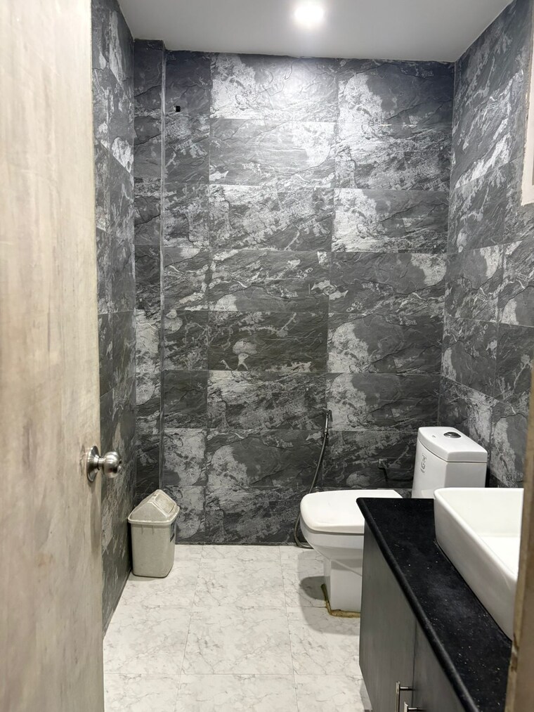 Bathroom, kalkaji 3 Bedroom 1850 Sq.Ft. Builder Floor In Kalkaji Delhi 9690261
