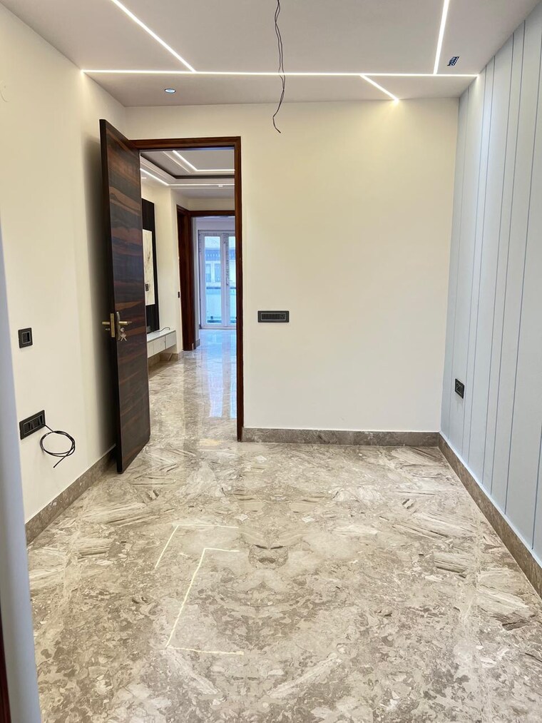 Room, pitampura 4 Bedroom 300 Sq.Yd. Builder Floor In Pitampura Delhi 9690268