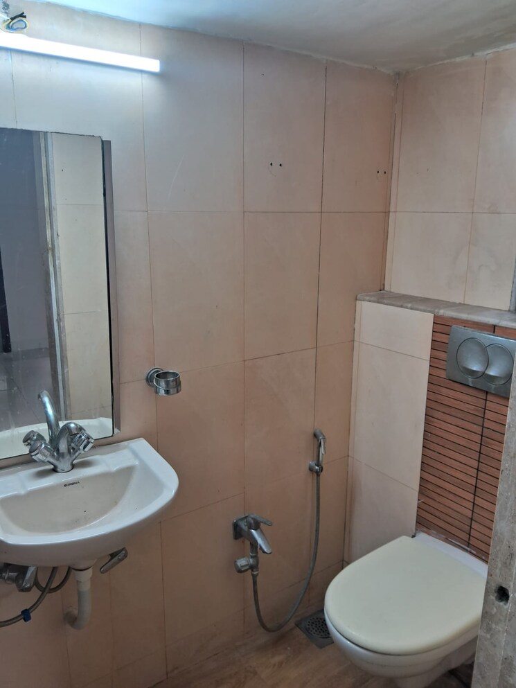 Bathroom, chembur 2 Bedroom 650 Sq.Ft. Apartment In Chembur Mumbai 9690280