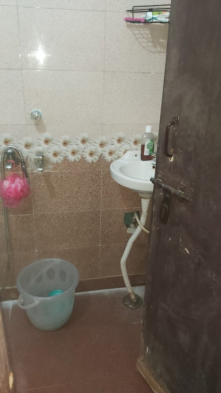 Bathroom, mayur vihar 1.5 Bedroom 400 Sq.Ft. Builder Floor In Mayur Vihar Delhi 9690292
