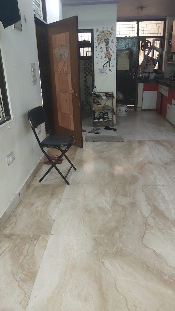  Parking, mayur vihar 2.5 Bedroom 850 Sq.Ft. Builder Floor In Mayur Vihar Delhi 9690301