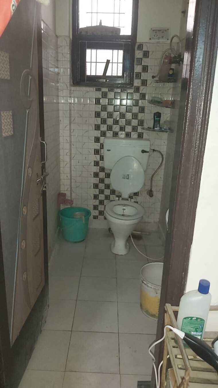 Bathroom, mayur vihar 2.5 Bedroom 850 Sq.Ft. Builder Floor In Mayur Vihar Delhi 9690301