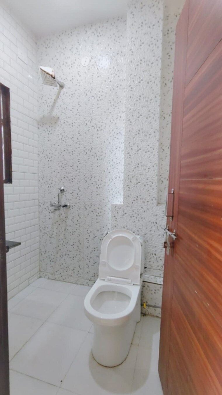 Bathroom, sector 44 Studio 400 Sq.Ft. Builder Floor In Sector 44 Gurgaon 9690313