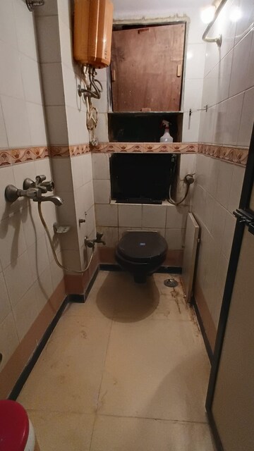 Team Area in 1 BHK Apartment at Borivali West – for Rent