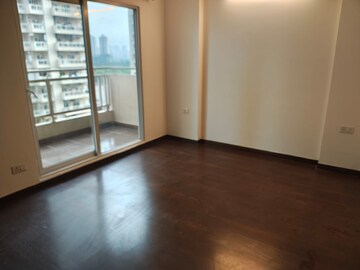 Room in 4 BHK Apartment at Amrapali Crystal Homes, Sector 76 – for Rent