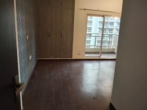 Room in 4 BHK Apartment at Amrapali Crystal Homes, Sector 76 – for Rent