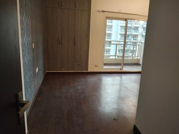 Room in 4 BHK Apartment at Amrapali Crystal Homes, Sector 76 – for Rent