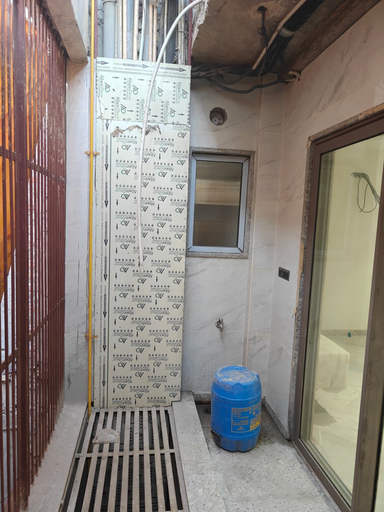 Nearby, model town 4 Bedroom 2600 Sq.Yd. Builder Floor In Model Town Delhi 9690379