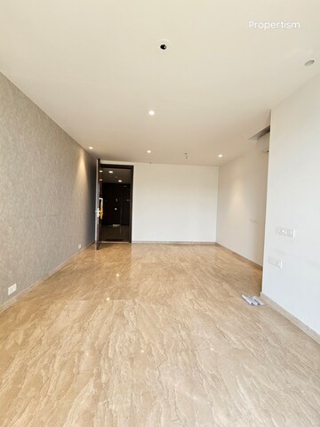 Room in 2 BHK Apartment at Hiranandani Castle Rock, Powai – for Rent