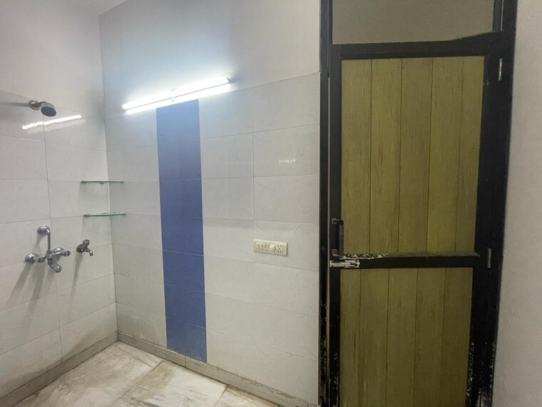 Bathroom, sector 56 1 Bedroom 400 Sq.Ft. Independent House In Sector 56 Noida 9690451