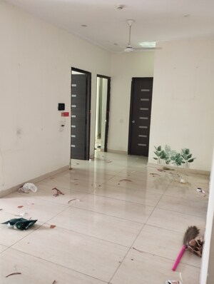 Room in 3 BHK Apartment at Gaur City 5th Avenue, Sector 4 Greater Noida – for Rent