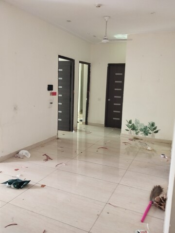 Room in 3 BHK Apartment at Gaur City 5th Avenue, Sector 4 Greater Noida – for Rent