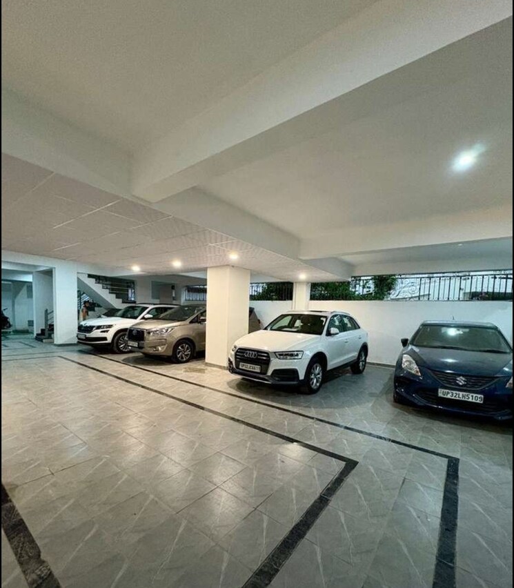  Parking, hazratganj 3 Bedroom 1605 Sq.Ft. Apartment In Hazratganj Lucknow 9690537