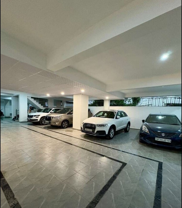  Parking, hazratganj 3 Bedroom 1605 Sq.Ft. Apartment In Hazratganj Lucknow 9690537