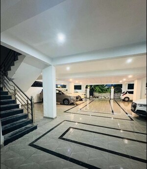 Parking in 3 BHK Apartment at Hazratganj – for Sale