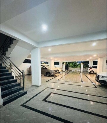 Parking in 3 BHK Apartment at Hazratganj – for Sale