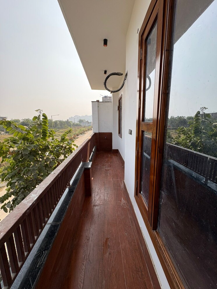 Balcony, bptp-district-faridabad 3 Bedroom 172 Sq.Yd. Builder Floor In Sector 81 Faridabad 9690553