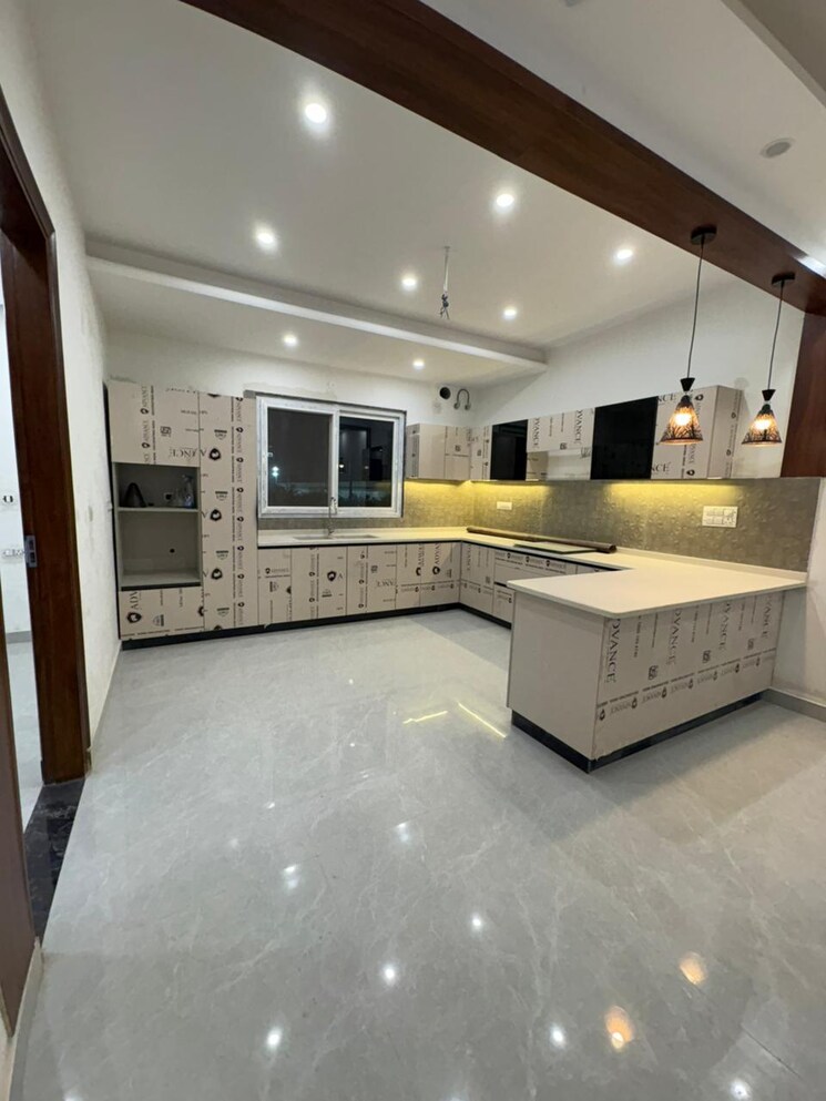  Parking, bptp-district-faridabad 3 Bedroom 172 Sq.Yd. Builder Floor In Sector 81 Faridabad 9690553